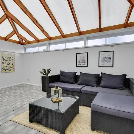 Awesome In W/ 3 Bedrooms *